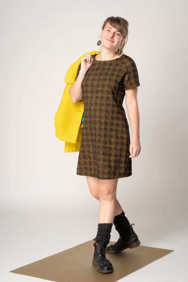 Kurzes Kleid Schwarz-Gelb gemustert Ansicht linke Seite