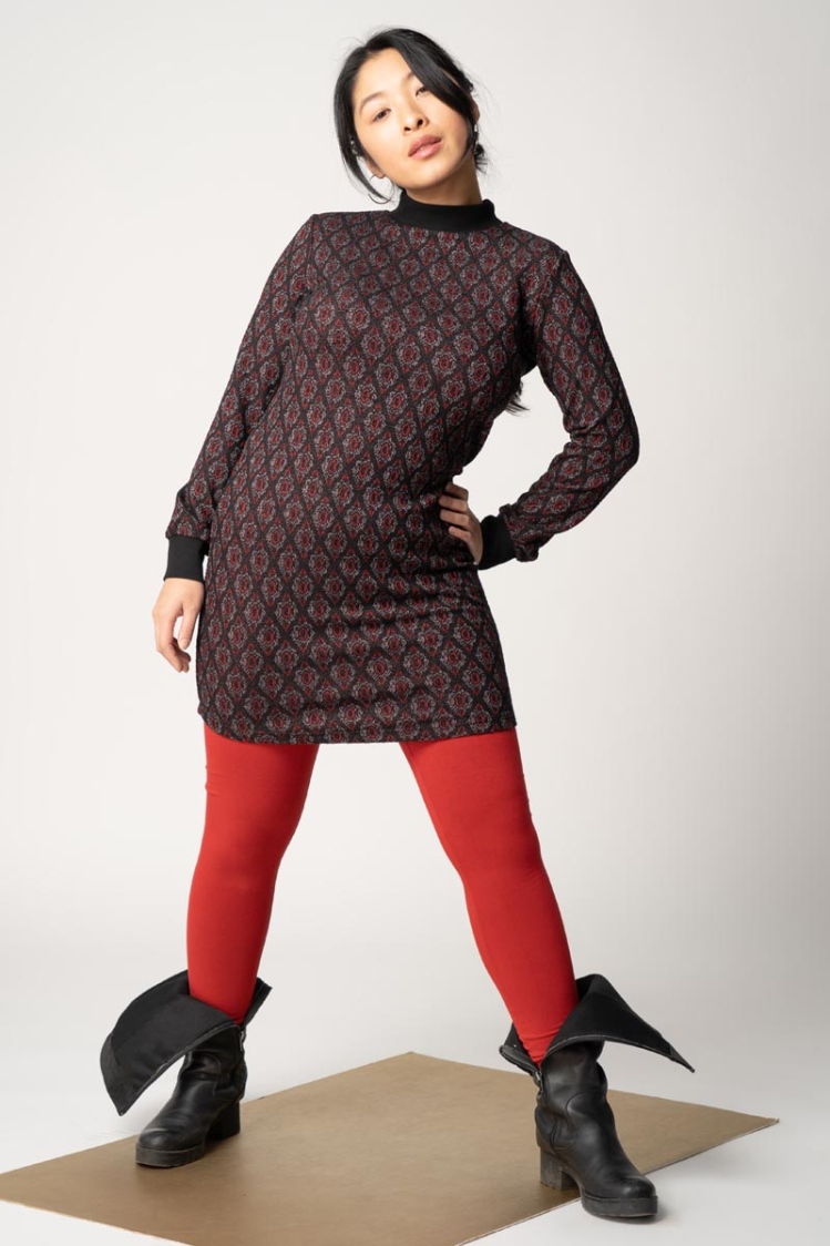 Kleid "Yvette" Langarm in Schwarz mit roten Rauten von vorne