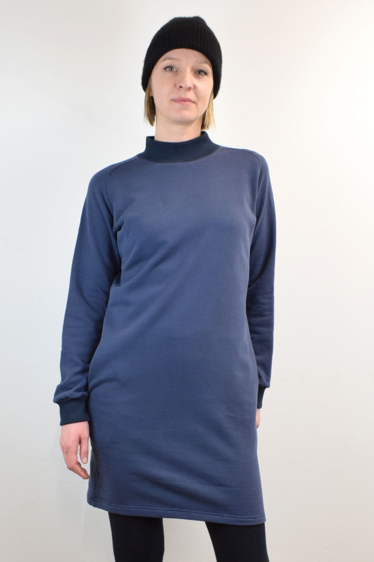 Sweatkleid in Dunkelblau kurz aus Bio-Baumwolle mit langen Ärmeln und Stehkragen Ansicht Front
