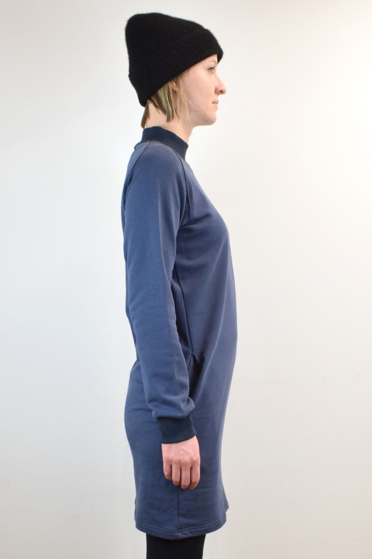 Sweatkleid in Dunkelblau kurz aus Bio-Baumwolle mit langen Ärmeln und Stehkragen seitliche Ansicht