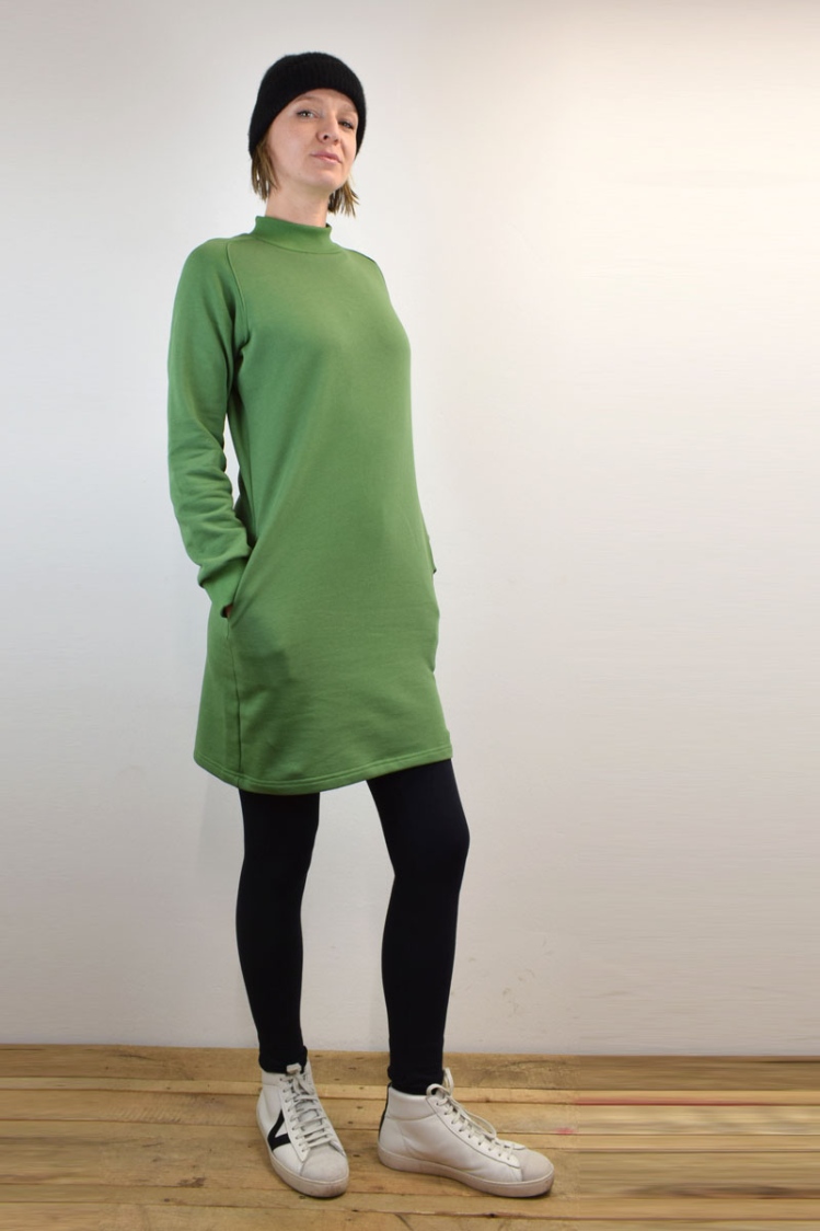 Sweatkleid in Grün kurz aus Bio-Baumwolle langarm mit Stehkragen Ansicht rechte Seite