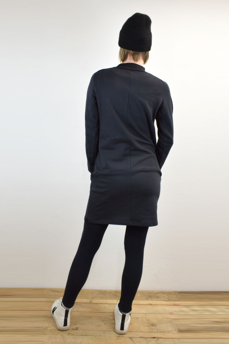 Sweatkleid in Schwarz kurz aus Bio-Baumwolle langärmelig mit Stehkragen Ansicht von hinten