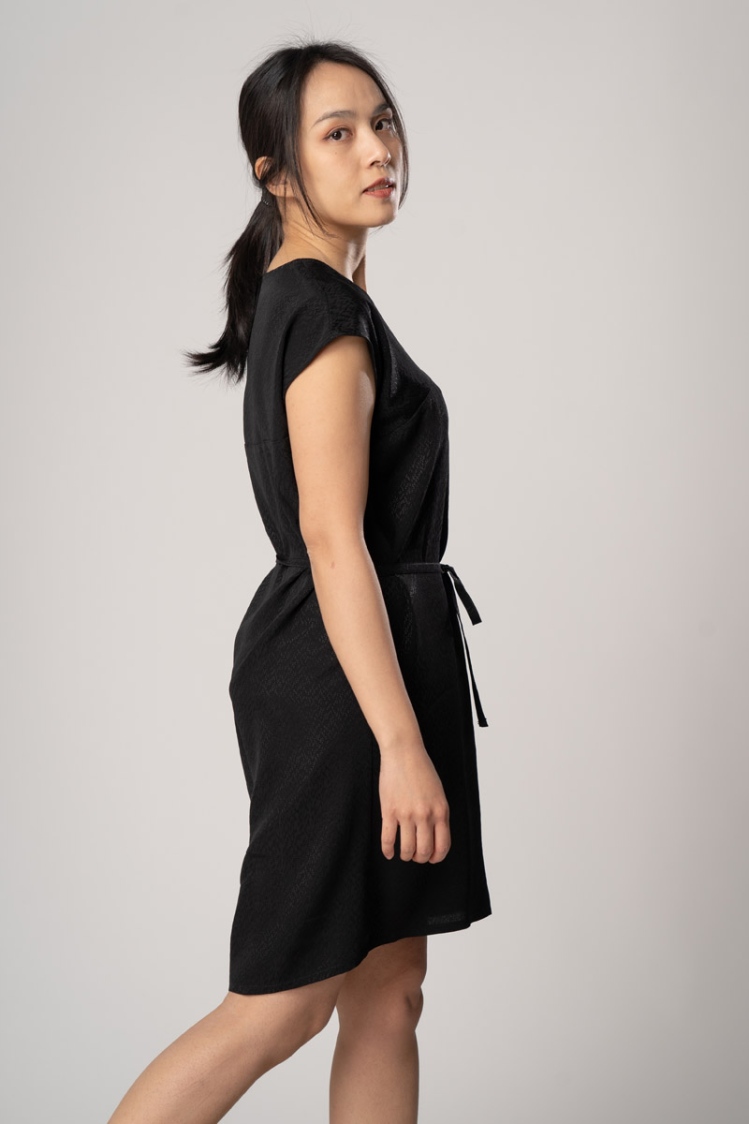 Schwarzes Viskose Kleid "Anouk" von rechts im Profil