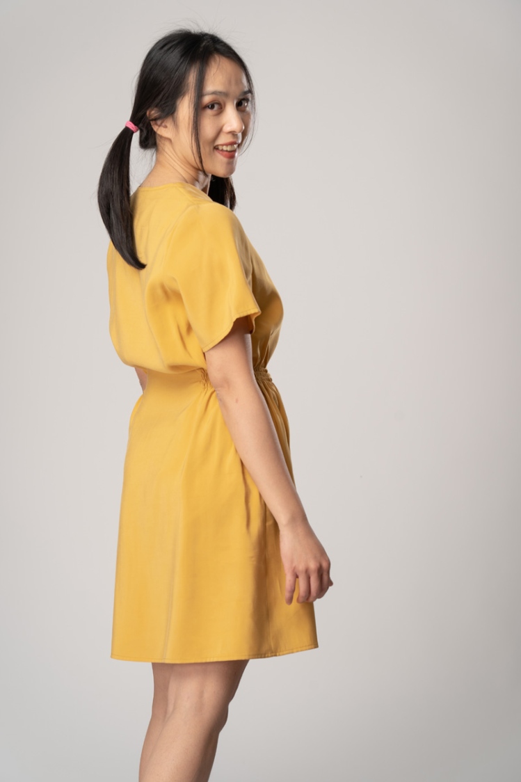 Kurzes Cupro Kleid "Cozy" Gelb mit durchgehender Knopfleiste Ansicht von rechter Seite