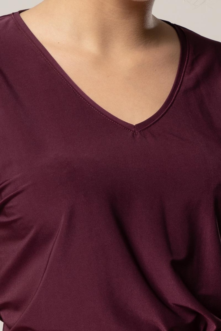 Viskose T-Shirt "Warwara" in Burgunderrot für Damen Nahaufnahme von V-Ausschnitt