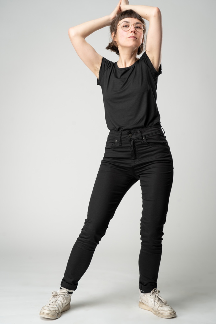 Schwarzes Viskose T-Shirt "Amber" für Damen von vorne mit High Waist Hose "Lana" Slim Fit