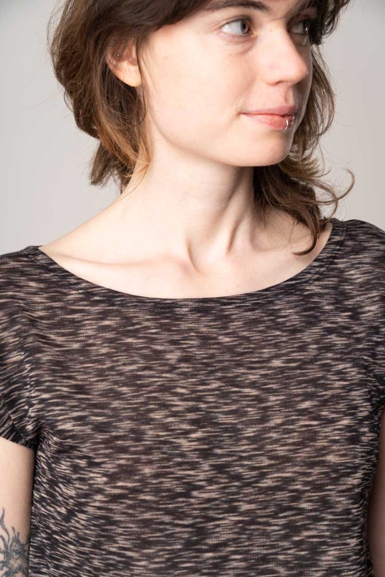 T-Shirt für Damen in Schwarz mit braunem Muster Detailansicht Rundhalsausschnitt