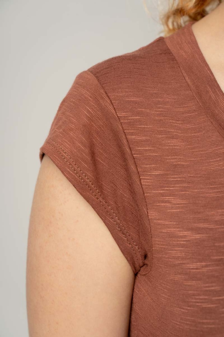 Braunes Damen T-Shirt mit V-Ausschnitt Nahaufnahme vom angeschnittenen Kurzärmel