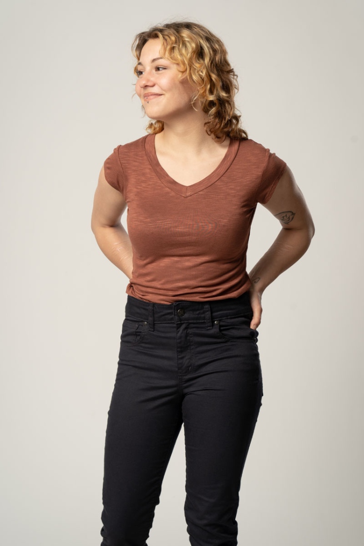 Braunes Damen T-Shirt mit V-Ausschnitt frontal von vorne