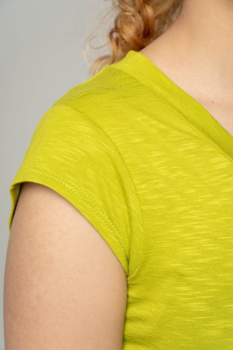 Damen T-Shirt "Joy" Viskose in Gelbgrün Nahaufnahme von angeschnittenem Kurzärmel