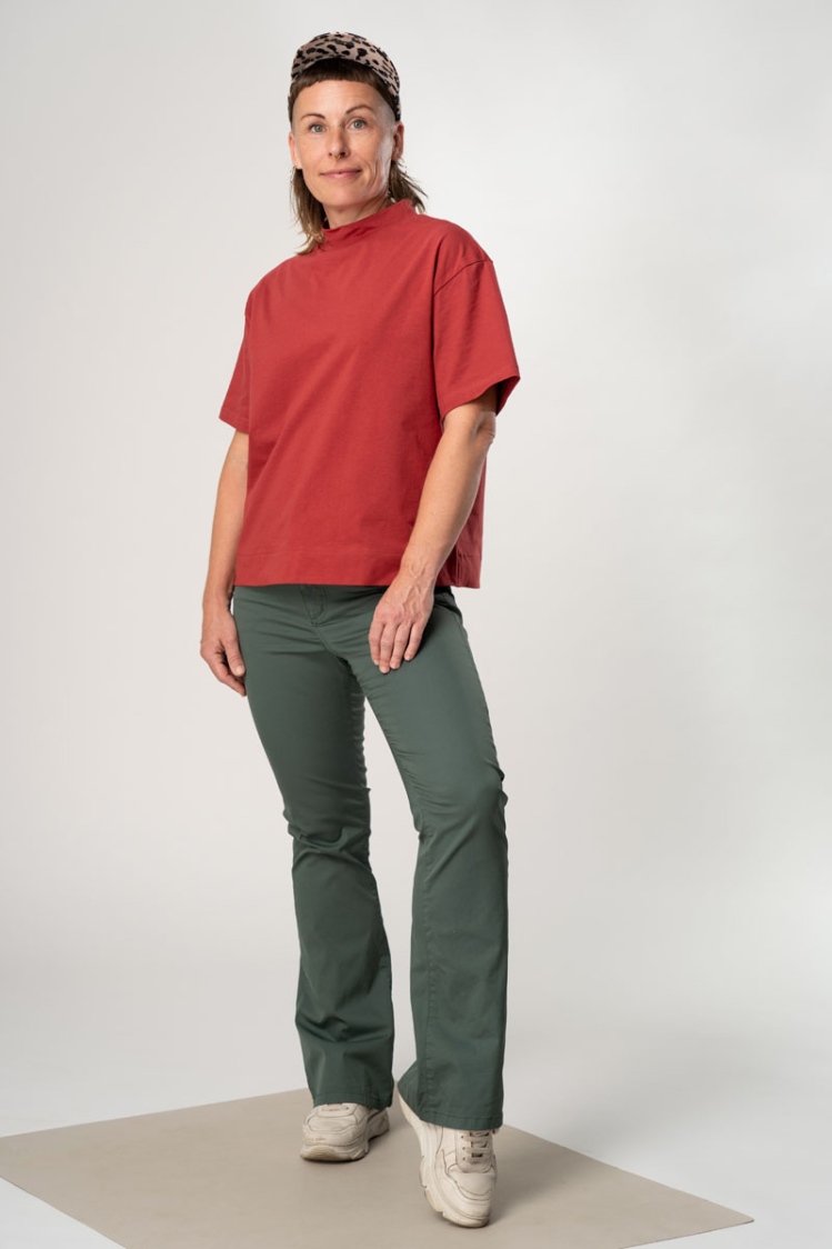 Rotes T-Shirt "Ruma" Damen BIO mit Stehkragen Ansicht seitlich von vorne