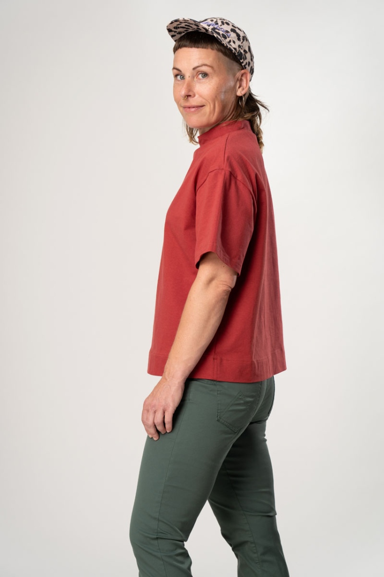 Rotes T-Shirt "Ruma" Damen BIO mit Stehkragen Ansicht von linker Seite