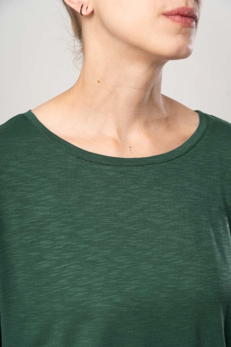 Viskose T-Shirt "Uta" für Damen in Dunkelgrün Detailbild Rundhalsausschnitt