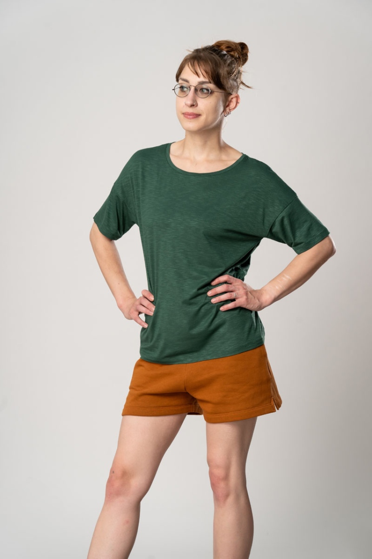 Viskose T-Shirt "Uta" für Damen in Dunkelgrün Ansicht seitlich von vorne