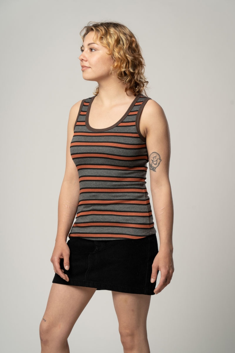 Tanktop "Magda" mit Streifen in Orange und Grau für Damen seitlich von vorne
