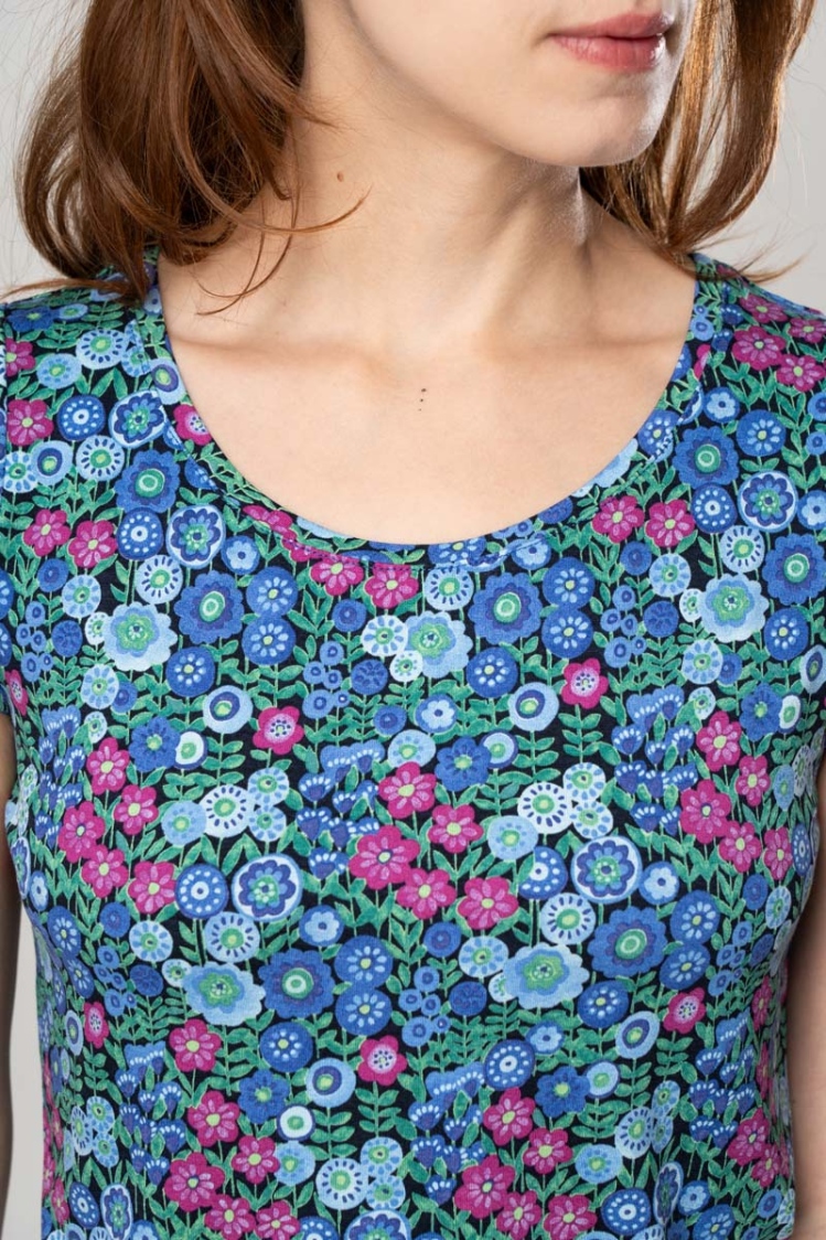 Viskose T-Shirt "Amber" für Frauen mit buntem Blumenmuster Detailbild Rundhalsausschnitt