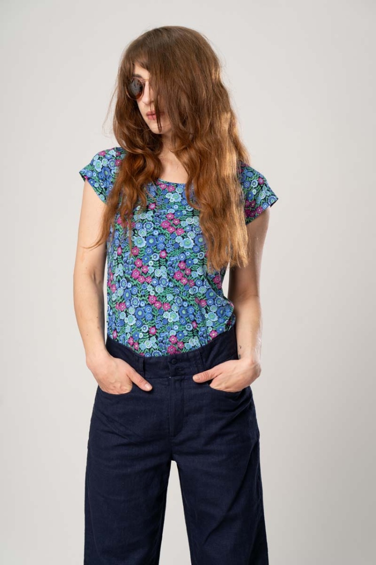 Viskose T-Shirt "Amber" für Frauen mit buntem Blumenmuster Ansicht von vorne Ganzkörperbild