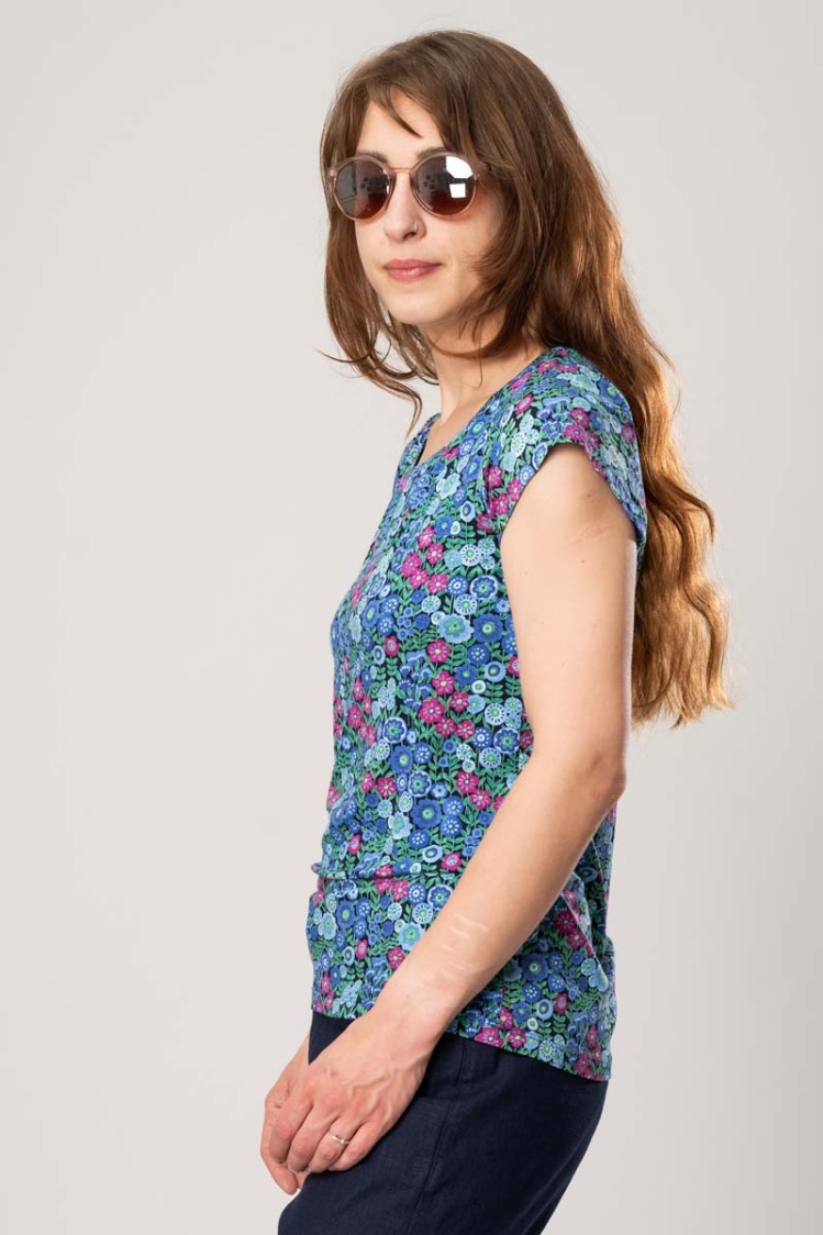 Viskose T-Shirt "Amber" für Frauen mit buntem Blumenmuster Ansicht von linker Seite
