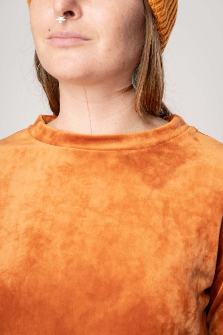Nicki Shirt für Damen Orange Samt Detailansicht kleiner Stehkragen