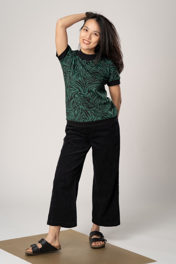 Damenshirt Kurzarm mit Animal Print Zebra Muster in Grün-Schwarz von vorne