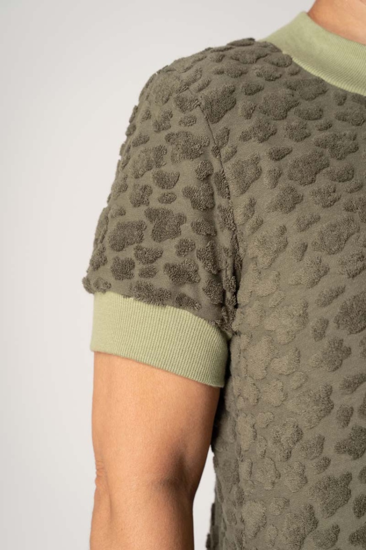 Kurzarmshirt "Anita" für Damen in Olivgrün Detailansicht Ärmelbündchen