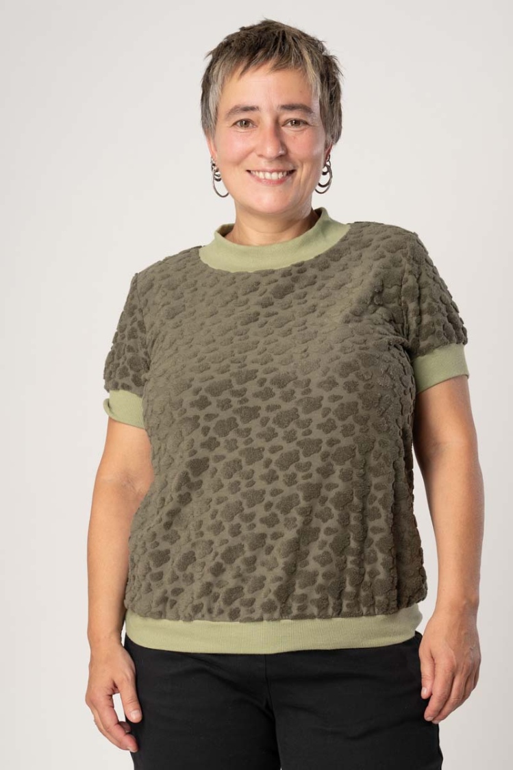 Kurzarmshirt "Anita" für Damen in Olivgrün Ansicht von vorne
