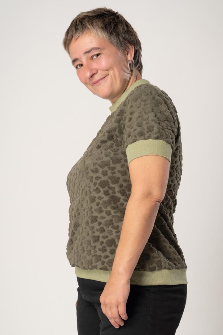 Kurzarmshirt "Anita" für Damen in Olivgrün Ansicht von linker Seite
