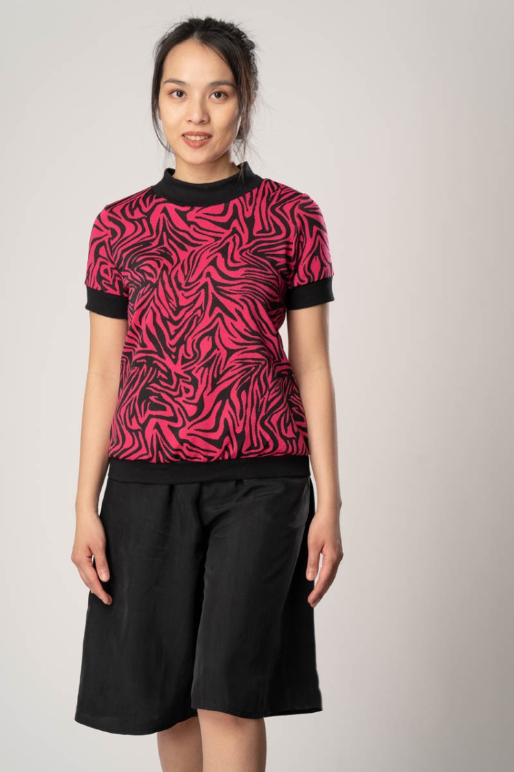 Kurzarmshirt "Anita" für Damen Animal Print - Zebra Muster Pink-Schwarz frontal von vonre