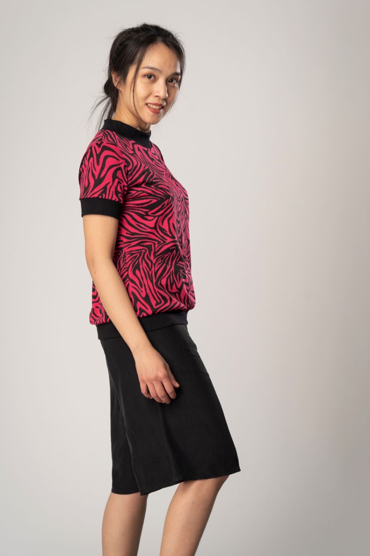 Kurzarmshirt "Anita" für Damen Animal Print - Zebra Muster Pink-Schwarz von rechter Seite in Kombi mit Hosenrock "Darwina"