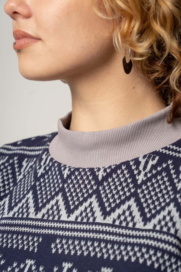Shirt "Anita" Kurzarm Norwegermuster Blau-Grau für Damen Detailansicht Stehkragen