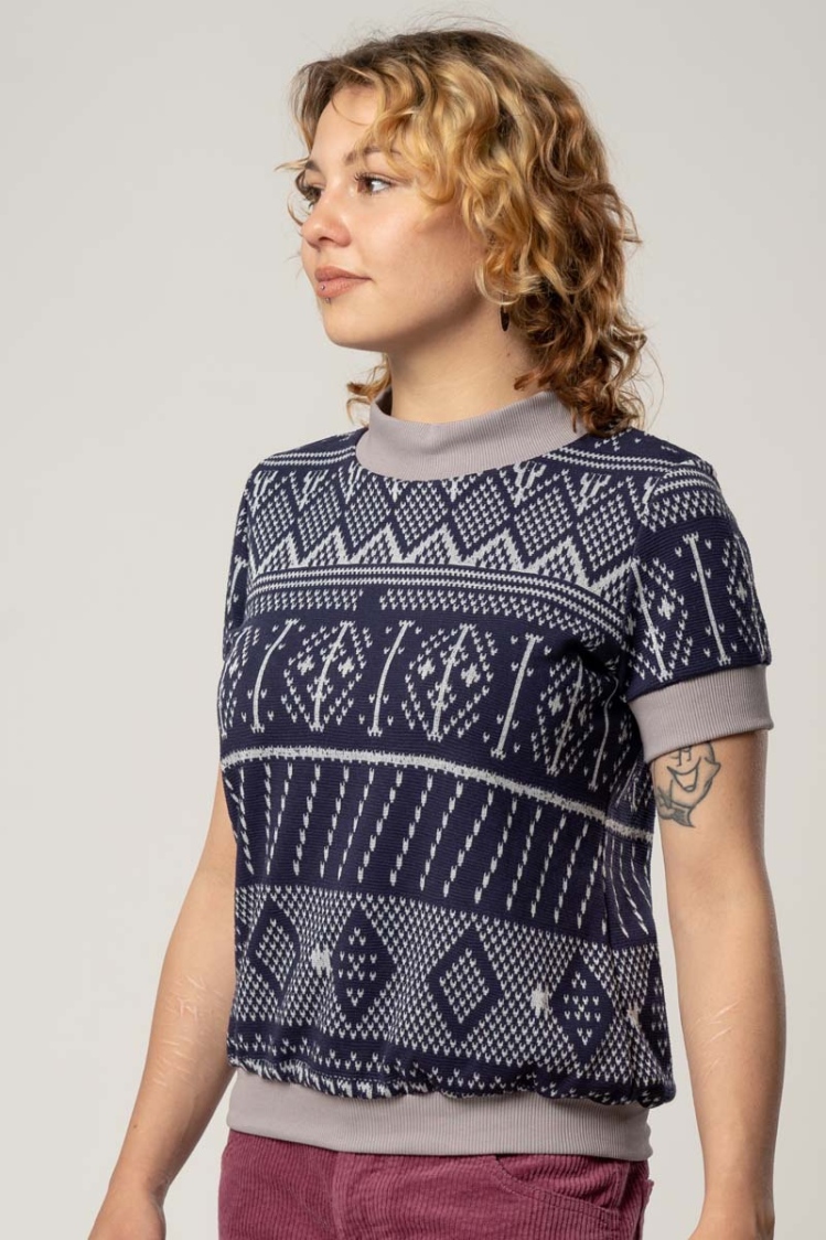 Shirt "Anita" Kurzarm für Damen mit Norwegermuster in Blau und Grau von vorne Nahaufnahme