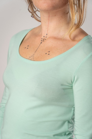 Viskose Shirt 3/4-Arm "Elsa" in Mintgrün für Damen Detailansicht weiter Rundhalsausschnitt