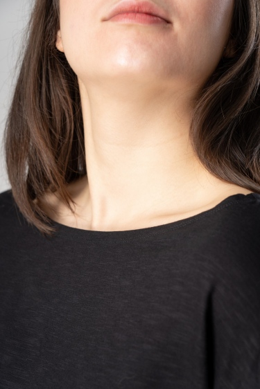 Schwarzes Viskose Shirt für Damen mit Fledermausärmel Detailansicht Rundhalsausschnitt
