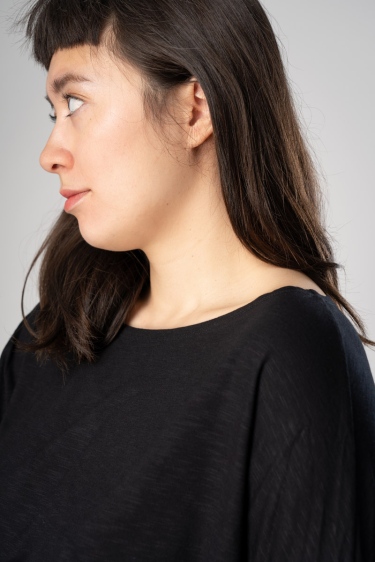 Schwarzes Viskose Shirt für Damen mit Fledermausärmel Detailansicht seitlich