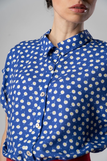 Viskose Bluse Kurzarm für Damen Blau mit Gänseblümchen Nahaufnahme von Knopfleiste