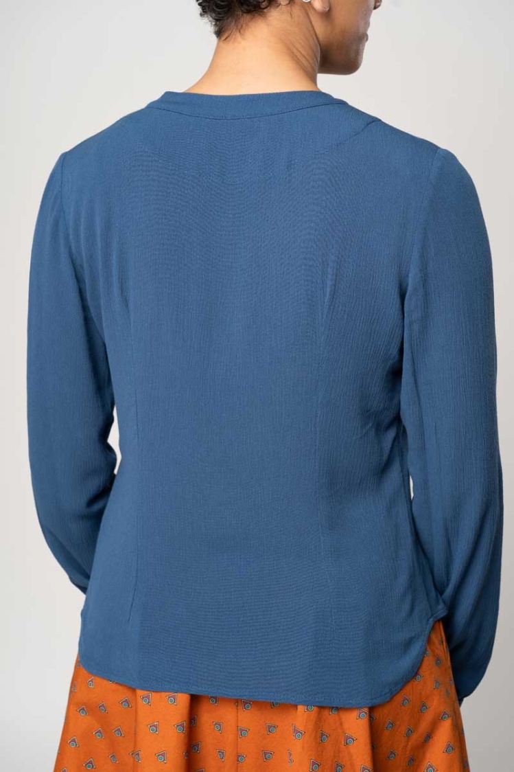 Bluse Langarm für Damen in Blau mit Knopfleiste ohne Kragen Nahansicht von hinten