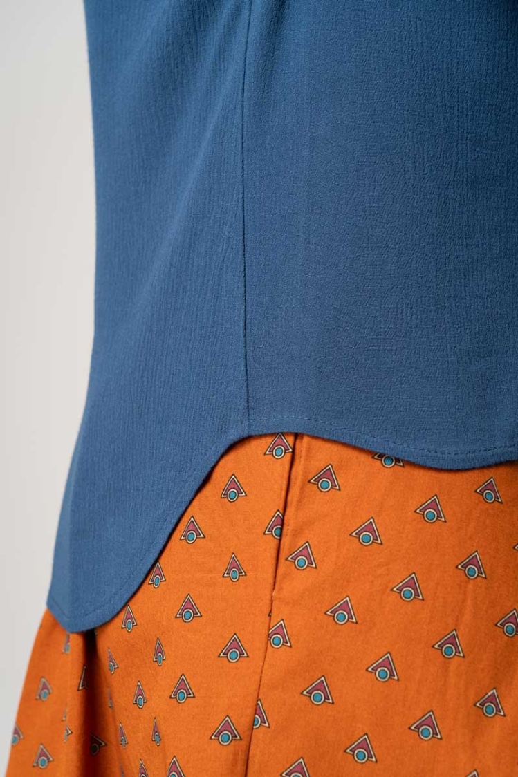 Bluse Langarm für Damen in Blau mit Knopfleiste ohne Kragen Detailansicht Seite