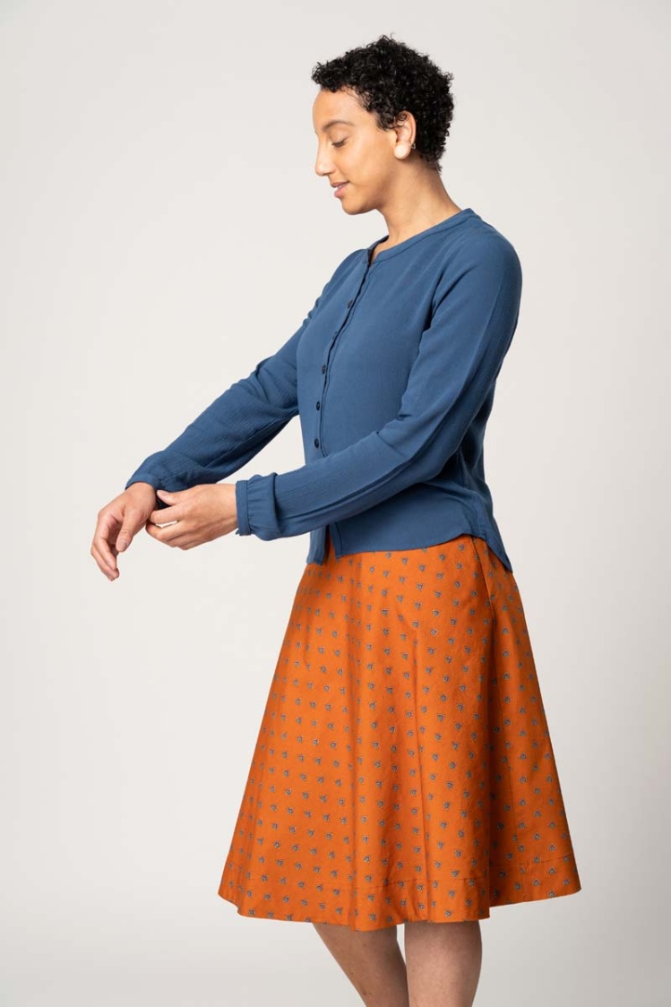 Bluse Langarm für Damen in Blau mit Knopfleiste ohne Kragen Ansicht linke Seite