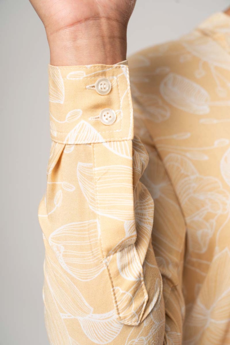 Viskose Bluse Langarm für Damen in Beige mit weißen Orchideenmuster Detailansicht Knopfverschluss am Ärmel