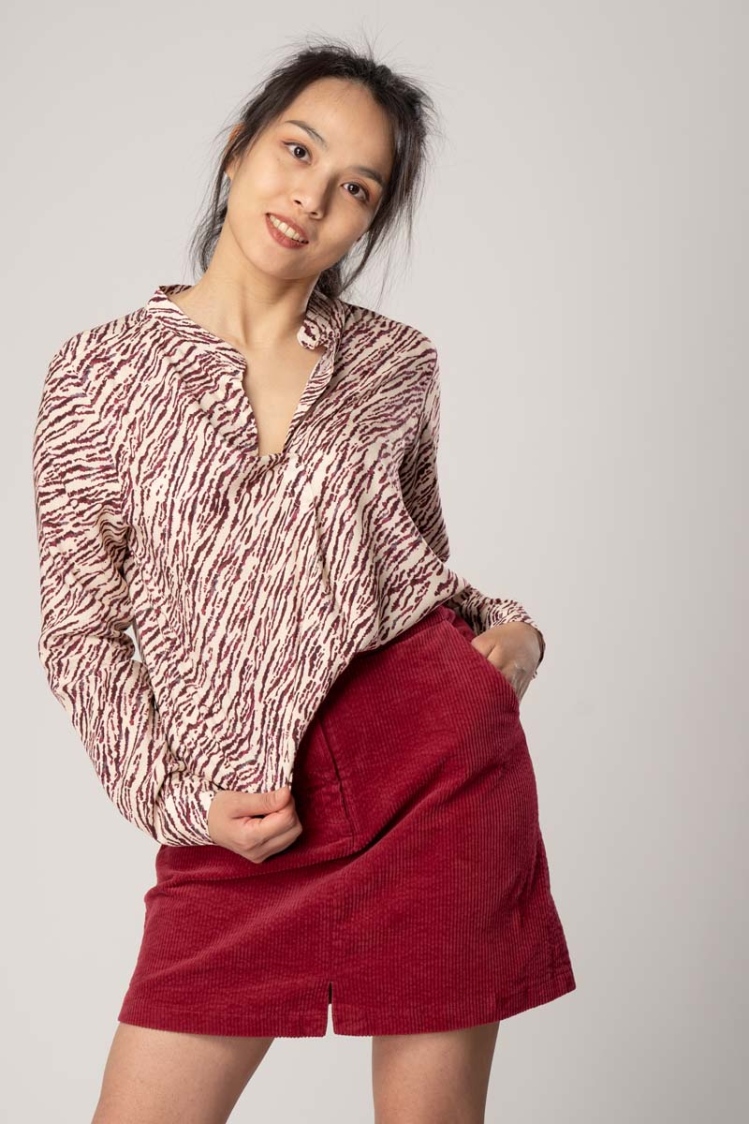 Viskose Bluse "Sonja" in Beige mit rotem Muster von vorne mit reingestecktem Saum