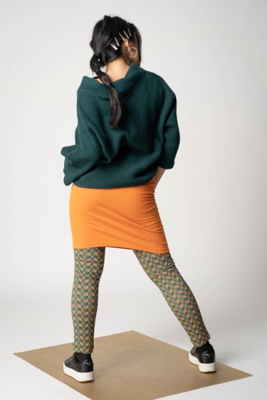 Grüner Pullover mit Fledermausärmel und Rollkragen für Damen kombiniert mit Minirock "Rey" von hinten