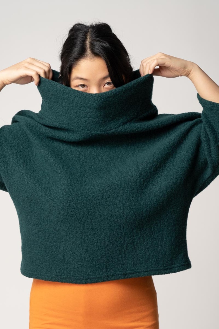 Grüner Pullover mit Fledermausärmel und Rollkragen für Damen Nahaufnahme