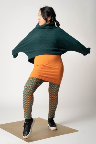 Grüner Pullover mit Fledermausärmel und Rollkragen für Damen kombiniert mit Minirock "Rey"
