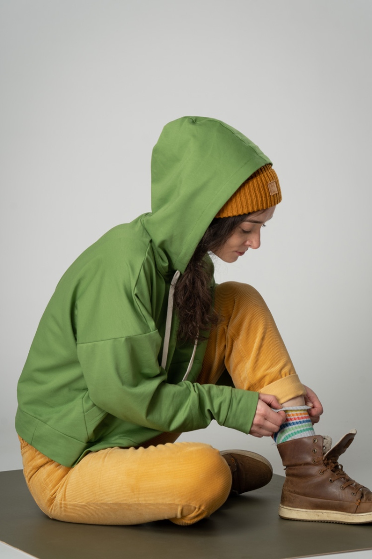 Bio Hoodie für Damen in Grün Ansicht mit aufgesetzter Kapuze