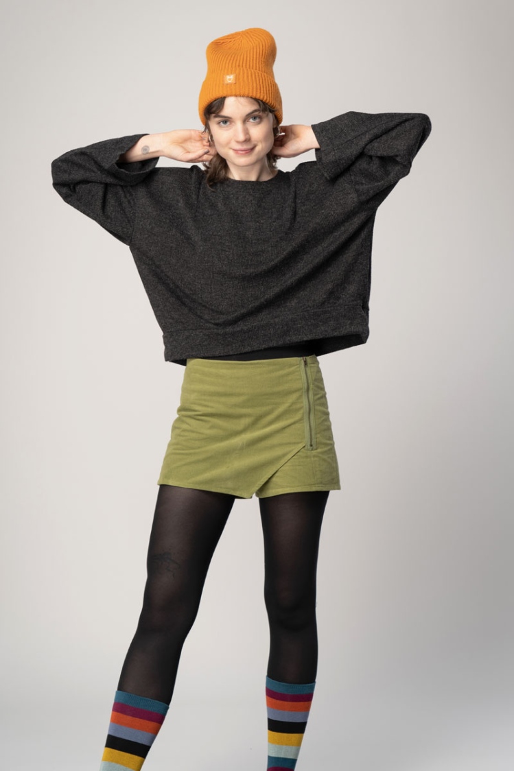 Oversize Pullover "Sol" Viskose in Anthrazit meliert für Damen von vorne in Kombi mit Hosenrock "Nelke"