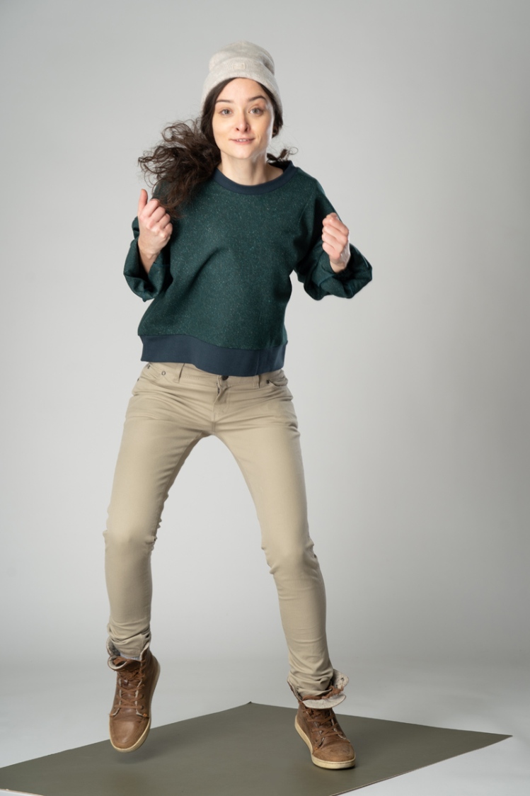 Oversize Pullover "Sol" Wollanteil in Dunkelgrün für Damen von vorne Ganzkörperbild