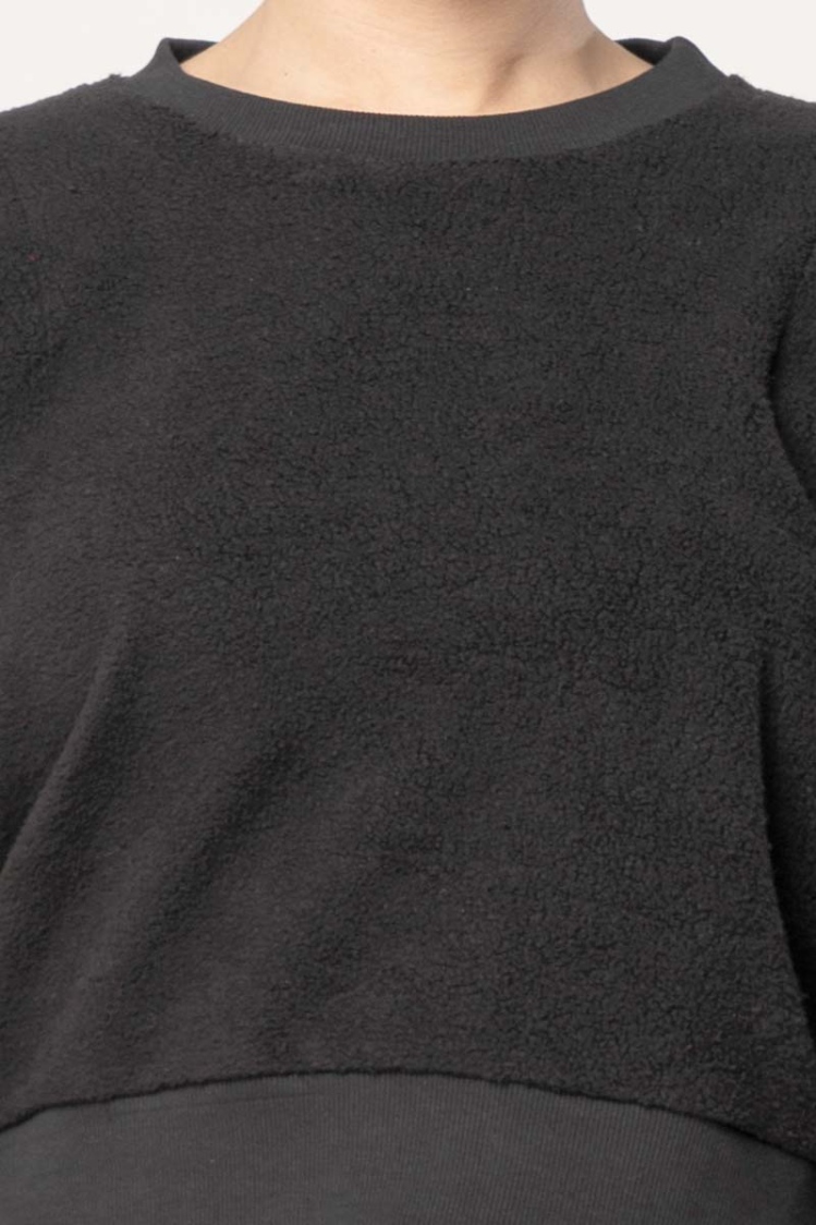 Pullover für Damen aus schwarzem Teddyplüsch Detailansicht Front
