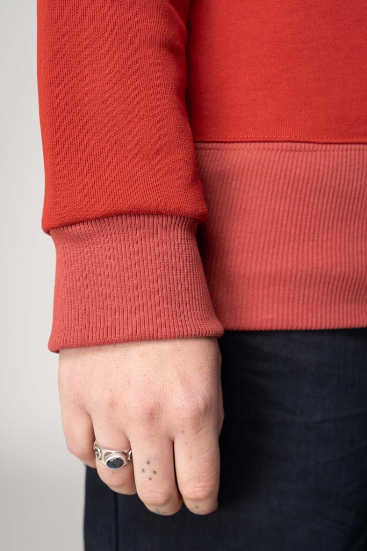 Sweatshirt für Damen nachhaltig in Rot Detailansicht Bündchen