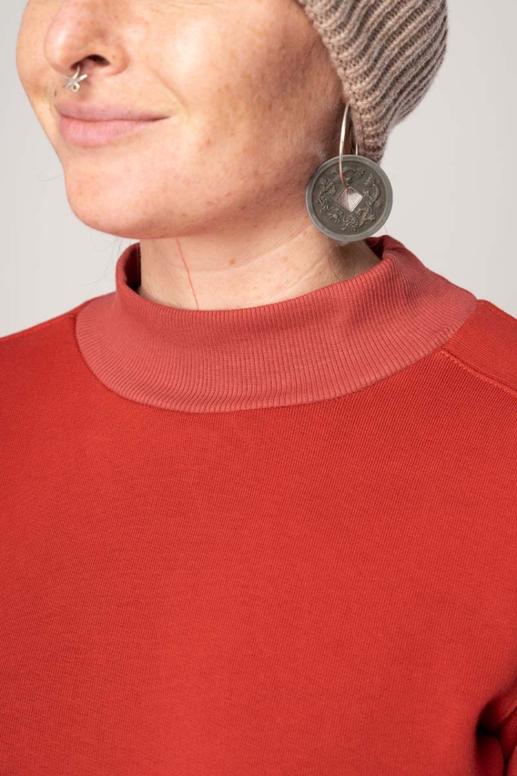 Sweatshirt für Damen nachhaltig in Rot Detailansicht Stehkragen