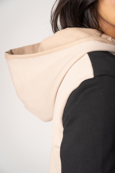 Hoodie für Damen Bio-Baumwolle Blockfarben Beige-Schwarz Detailansicht rechte Seite